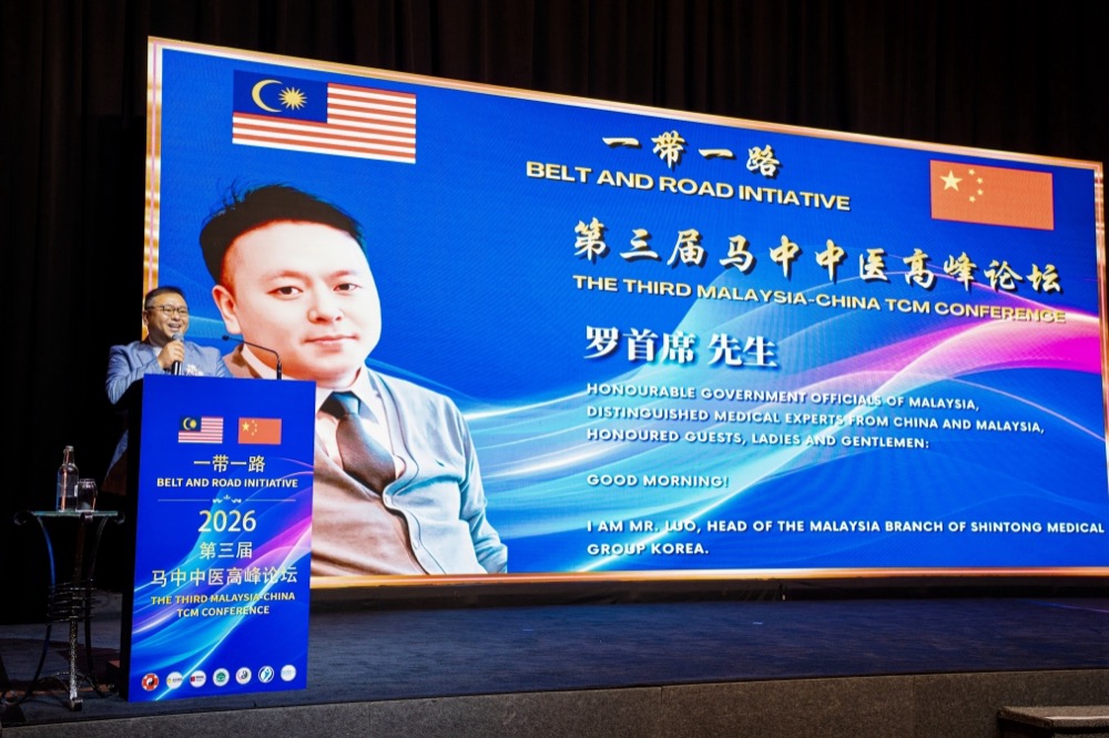 Welcome address by Shintong Medical Group Korea's Malaysia branch head