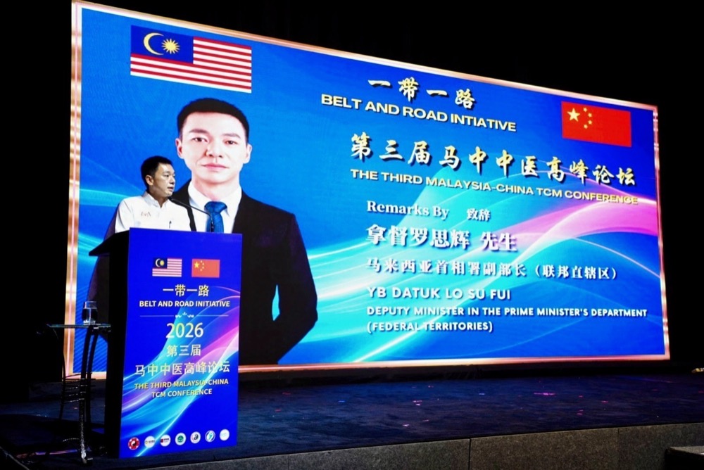 Deputy Minister Datuk Lo Su Fui speaking on stage