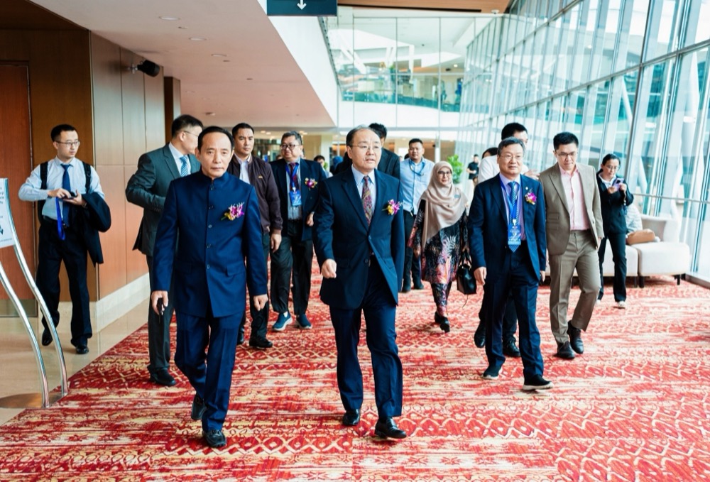 Guests of honour arriving at the forum venue