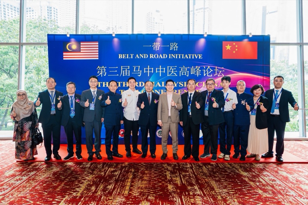 Group photo of distinguished guests and delegation members